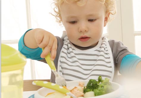 Wie Kinder essen und trinken lernen