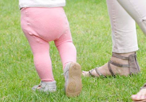 wie kinder laufen lernen