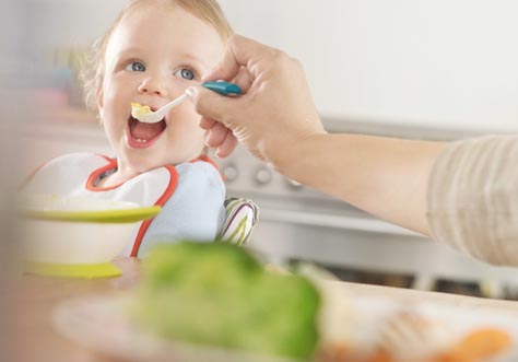 Kinder lernen essen und trinken