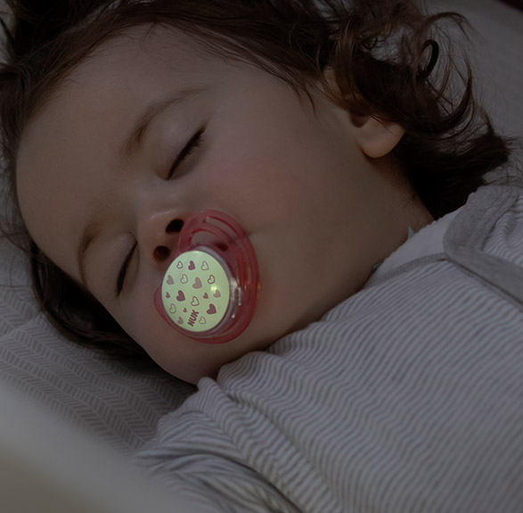 Schlafendes Baby mit NUK Night Schnuller