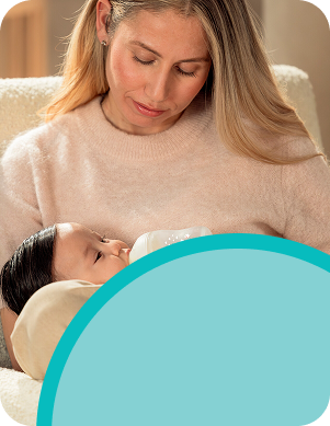 Mutter mit Baby und Babyflasche